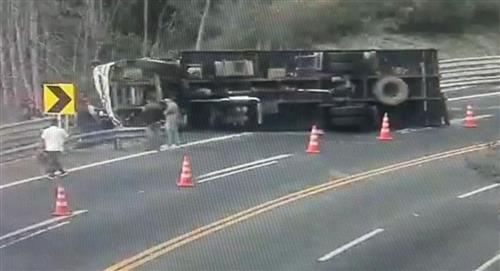 Vía al llano: Camión volcado en provoca problemas de movilidad