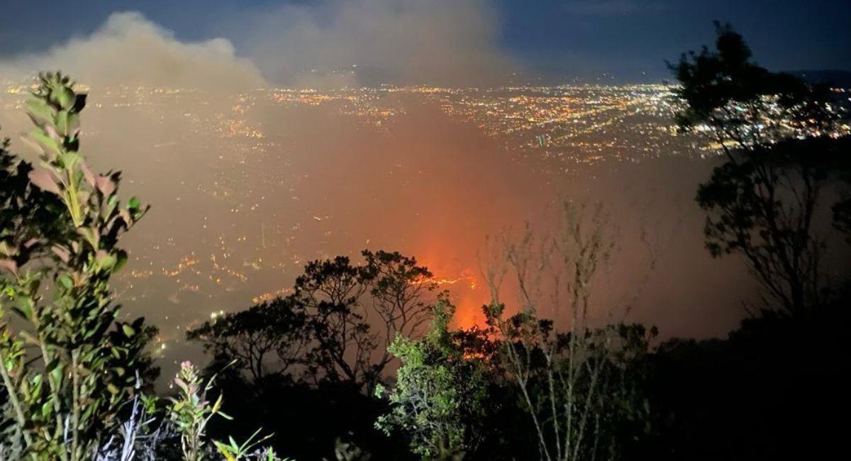 Continúa el incendio en los Cerros Orientales de Bogotá. Foto: Twitter @BomberosBogota