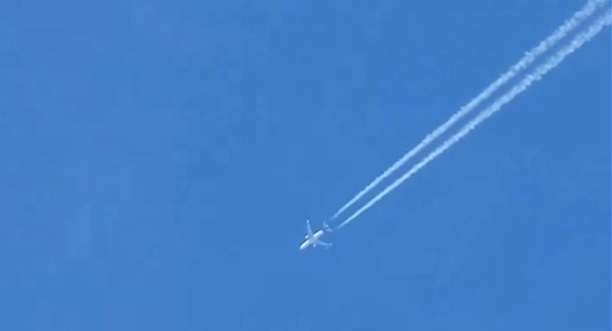 Los chemtrails son presuntas estelas químicas arrojadas intencionalmente desde aviones a gran altura. Foto: Youtube