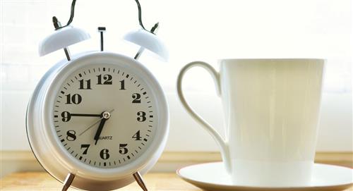 ¿Es bueno posponer la alarma del despertador cada mañana?