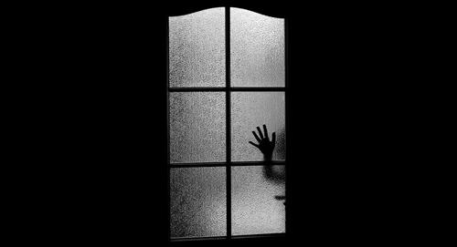 Graban “niño fantasma” golpeando la puerta de una casa