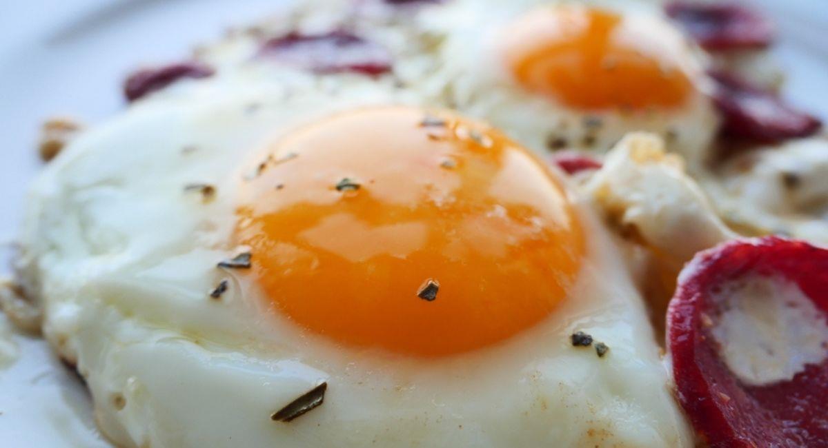 Huevos fritos en el microondas - Fácil