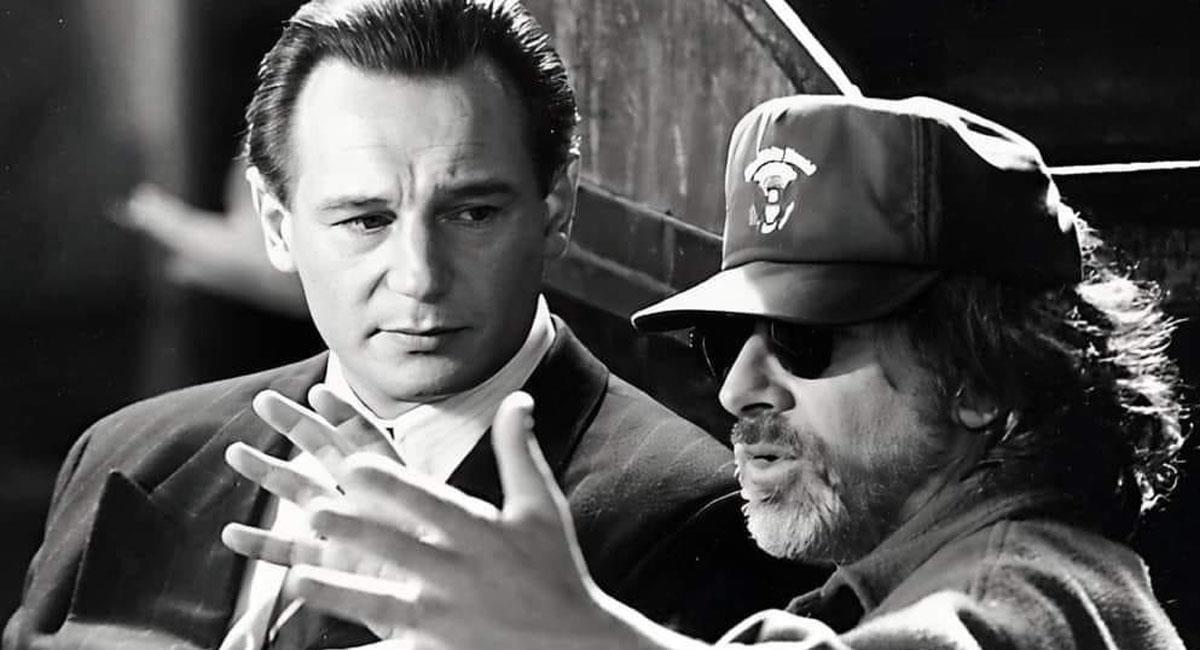 Liam Neeson y Spielberg durante el rodaje de La Lista de Schindler. Foto: Twitter @FotosdeFatos