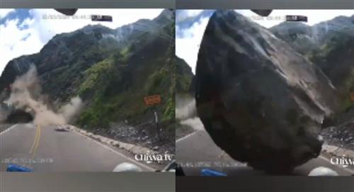 En video quedó registrado el trágico momento en el que rocas gigantes caen a una carretera de Perú 