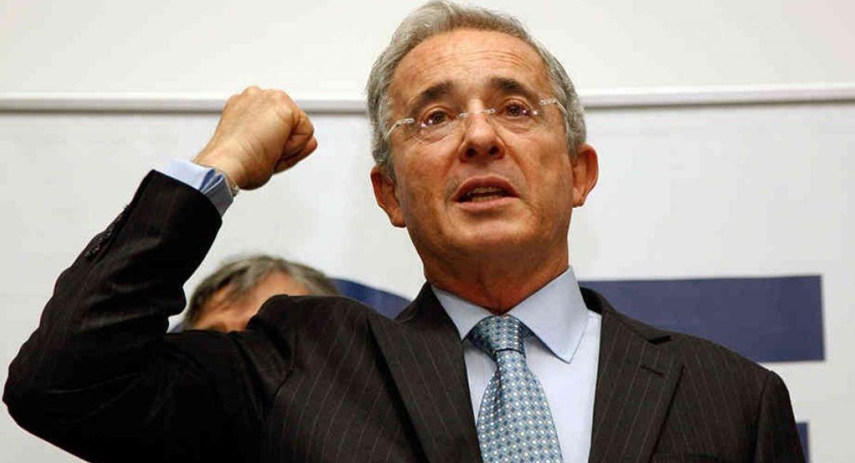 Mancuso quedaría en libertad este lunes y Uribe denuncia un plan en su contra. Foto: Twitter