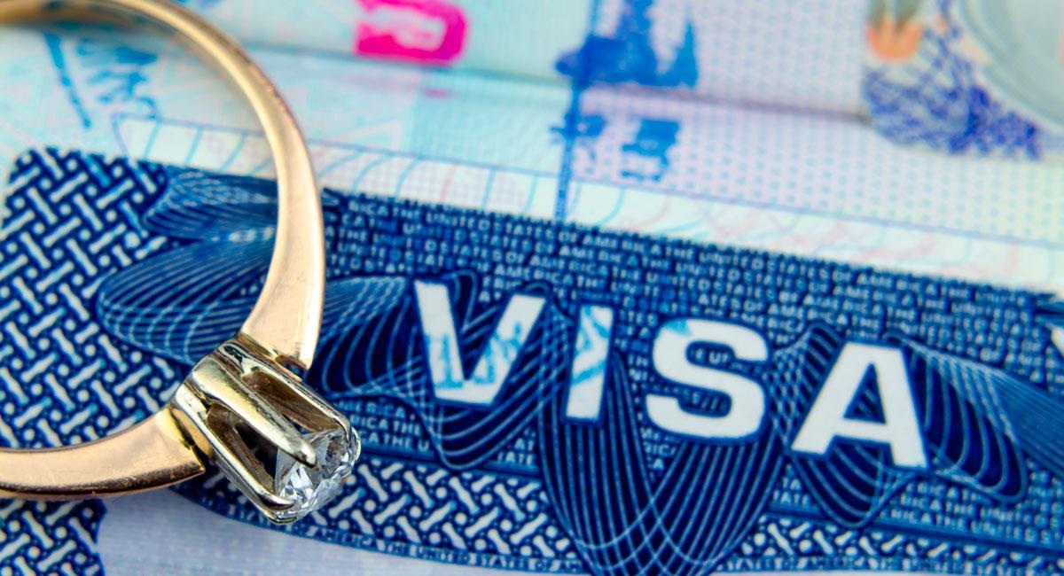 Los ciudadanos de EE.UU. que se casen con extranjeros pueden solicitar residencia permanente para ellos. Foto: Shutterstock
