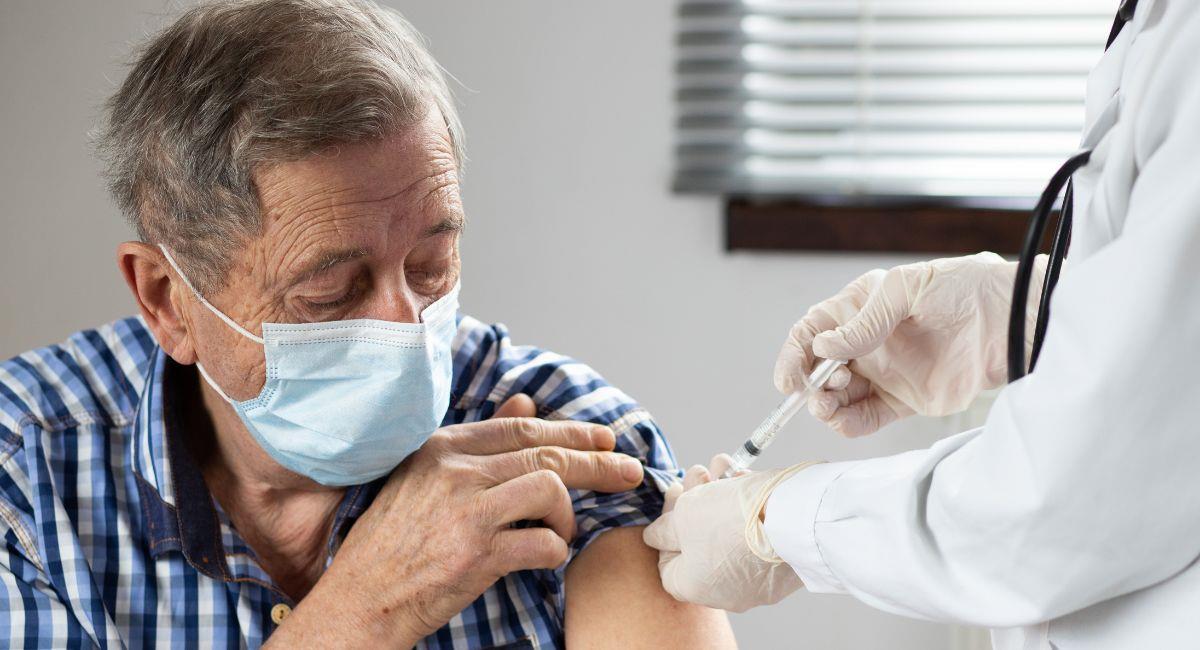 Hombre de 62 años se vacunó más de 200 veces contra el COVID. Foto: Shutterstock