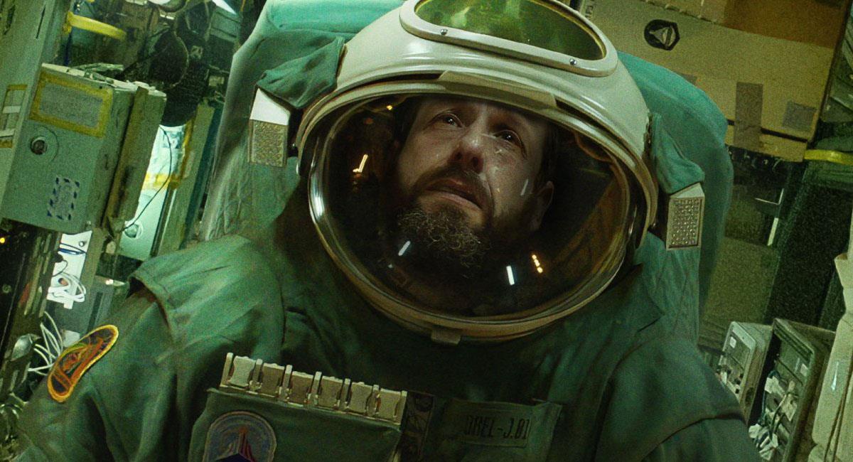 Adam Sandler es un astronauta checo en la última cinta de Netflix que protagoniza. Foto: Twitter @NetflixLAT