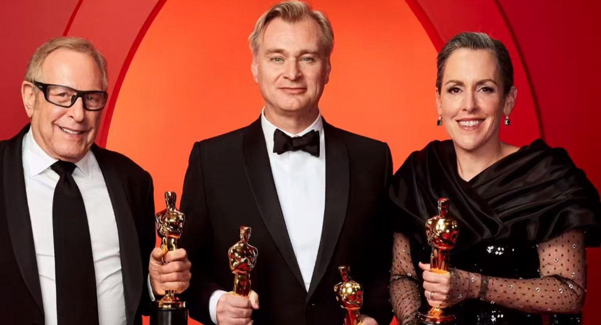 Christopher Nolan (centro) posa para las cámaras con su premio Oscar. Foto: Twitter @AyyAyy0