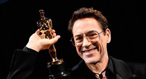 Robert Downey dedica Oscar a su esposa en conmovedor discurso