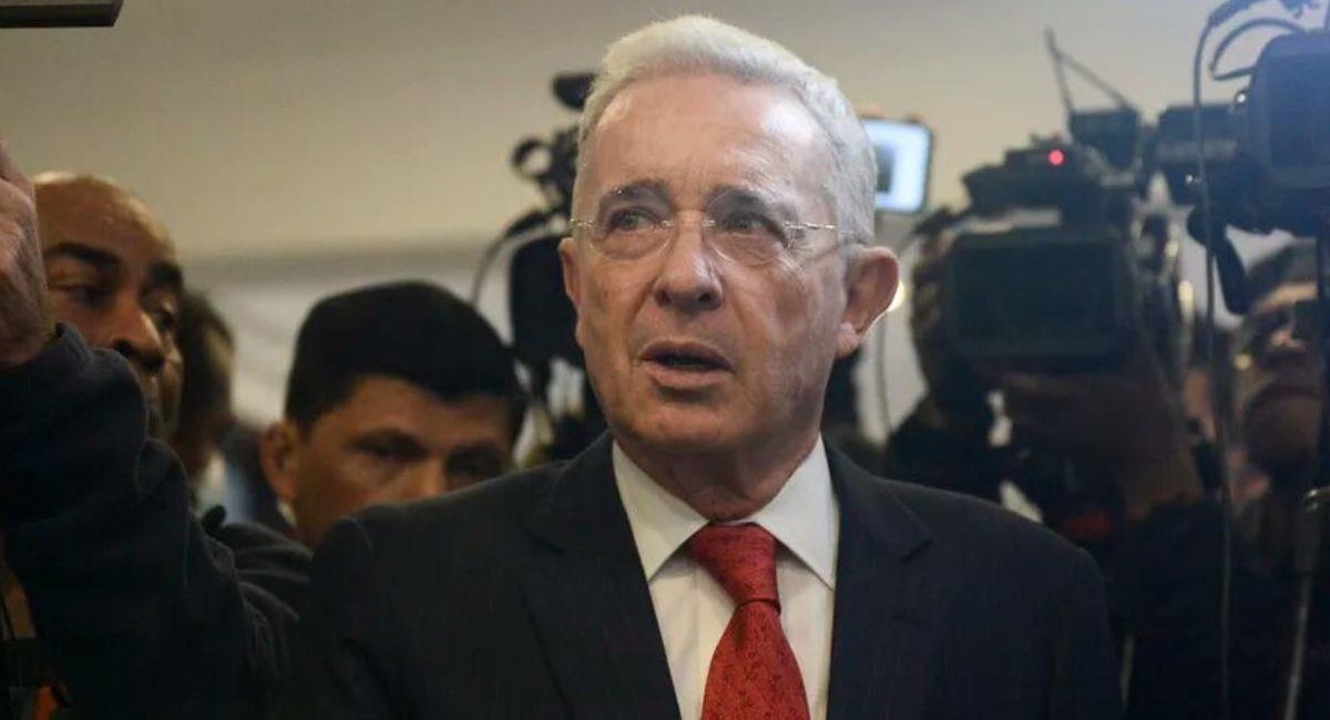 Jueza pidió silenciar el micrófono de Uribe en audiencia con Daniel Coronell. Foto: Twitter