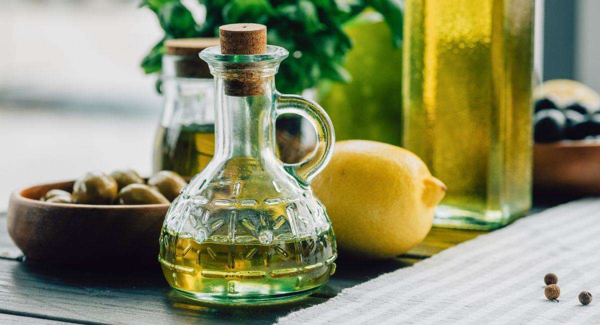 Toma aceite de oliva con limón en ayunas y mejora tu sistema inmunológico. Foto: Shutterstock