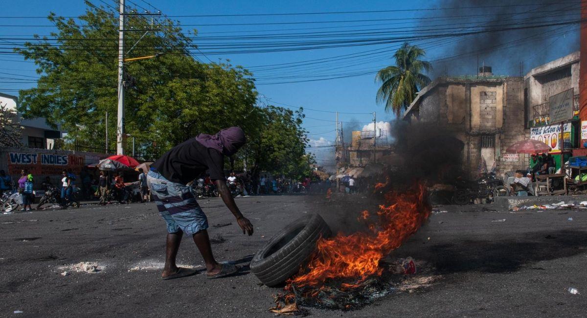 Decenas de haitianos se manifiestan en Puerto Príncipe para exigir la renuncia de Henry. Foto: EFE