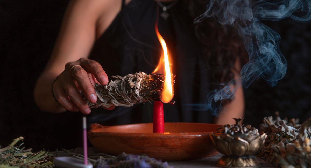 Efectivo ritual con laurel para atraer el dinero. Foto: Shutterstock