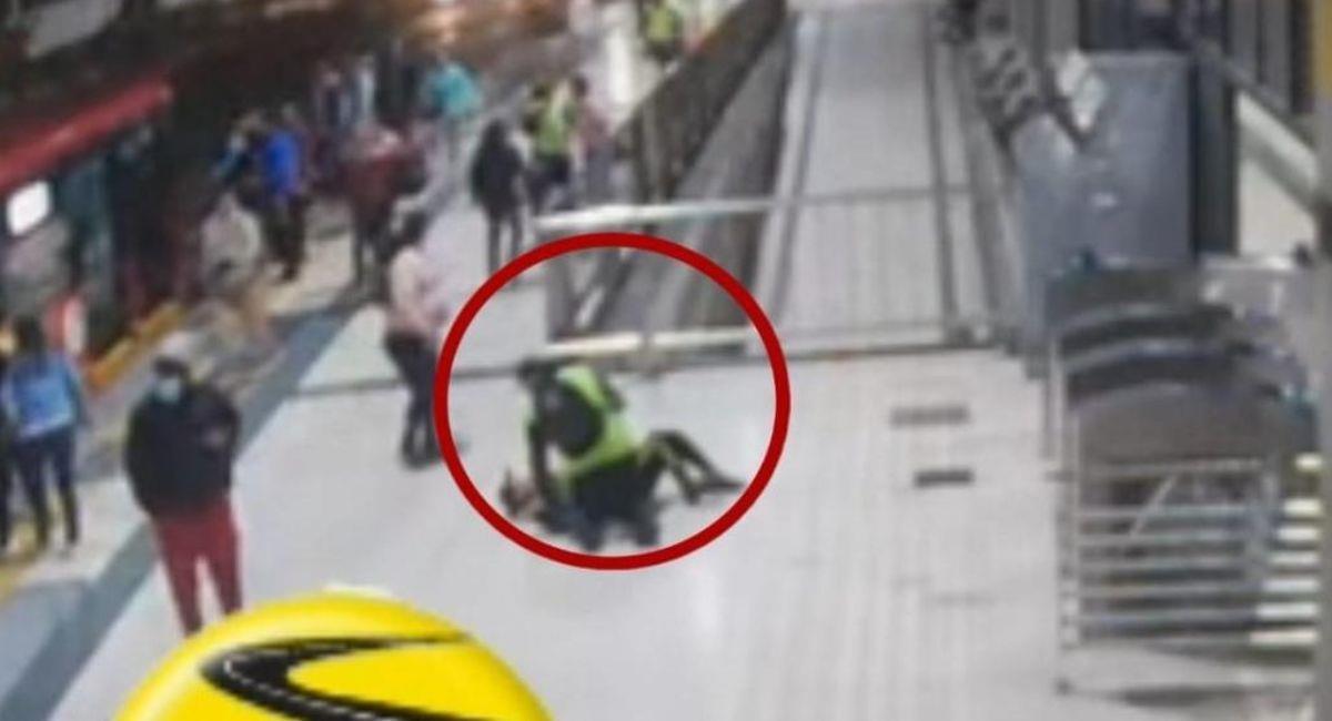 Colado golpeó a trabajadora de TransMilenio en el Portal Tunal. Foto: Twitter