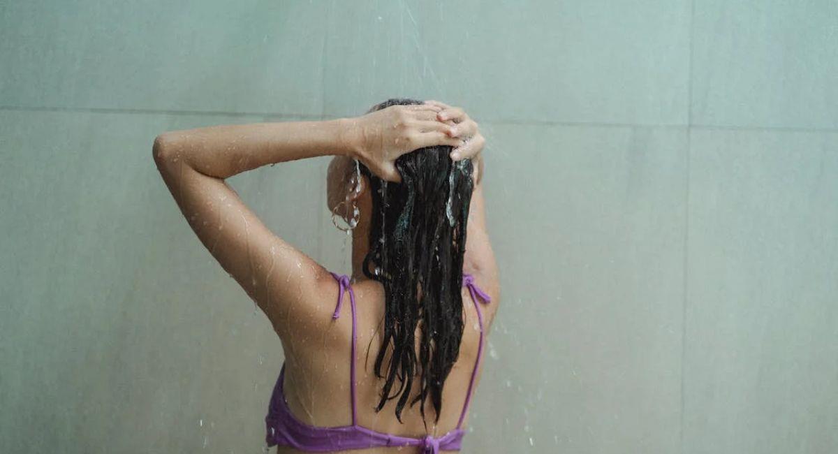 Mujer lavandose el cabello. Foto: Pexels