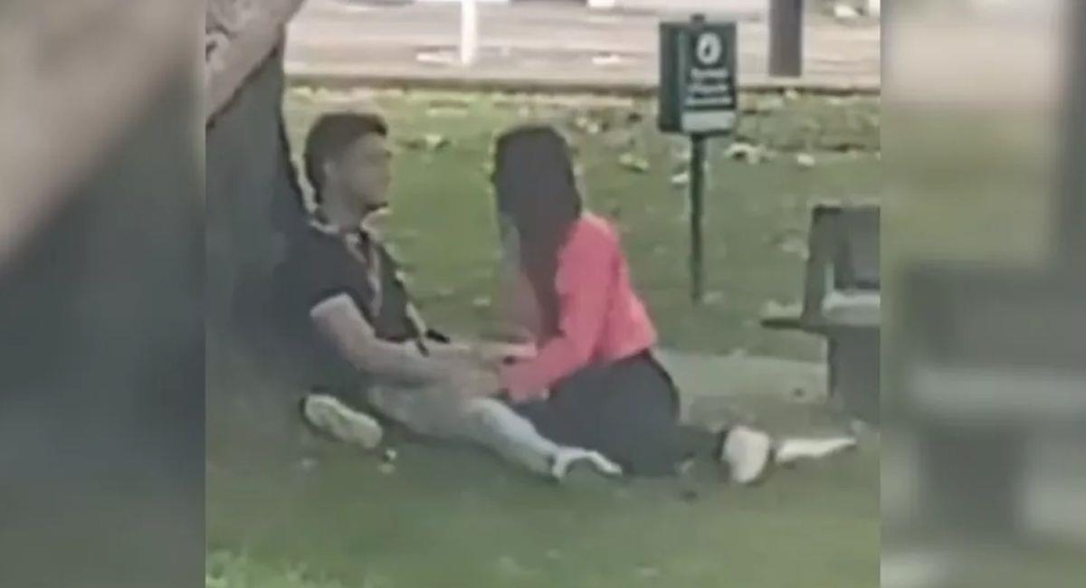 Pareja captada en video teniendo relaciones en un parque de Bogotá. Foto: Twitter