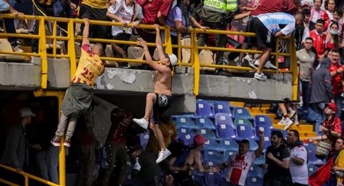 Policía debió evacuar tribunas de El Campín por disturbios entre hinchas 