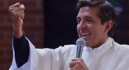 Padre Chucho lanza pullas al presidente Petro en plena misa 