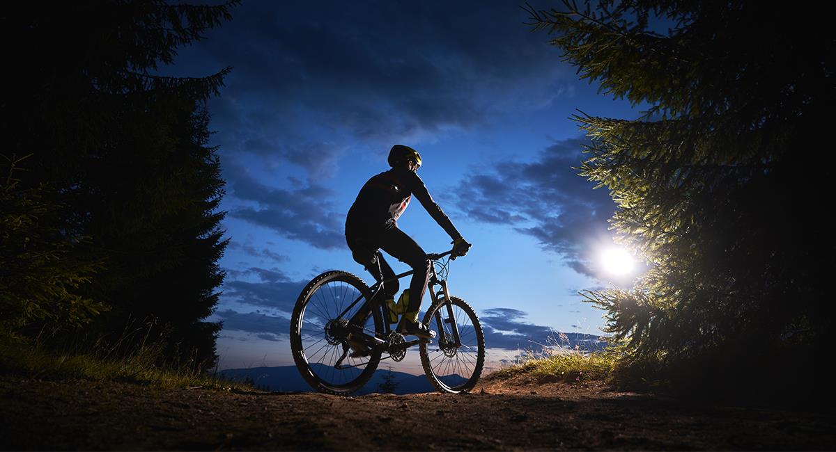 Ciclistas se cruzaron con una mujer fantasma mientras bajaban un cerro en la noche. Foto: Shutterstock