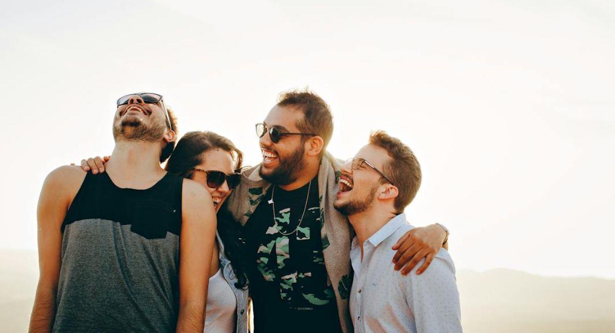 Grupo de jovenes felices. Foto: Pexels