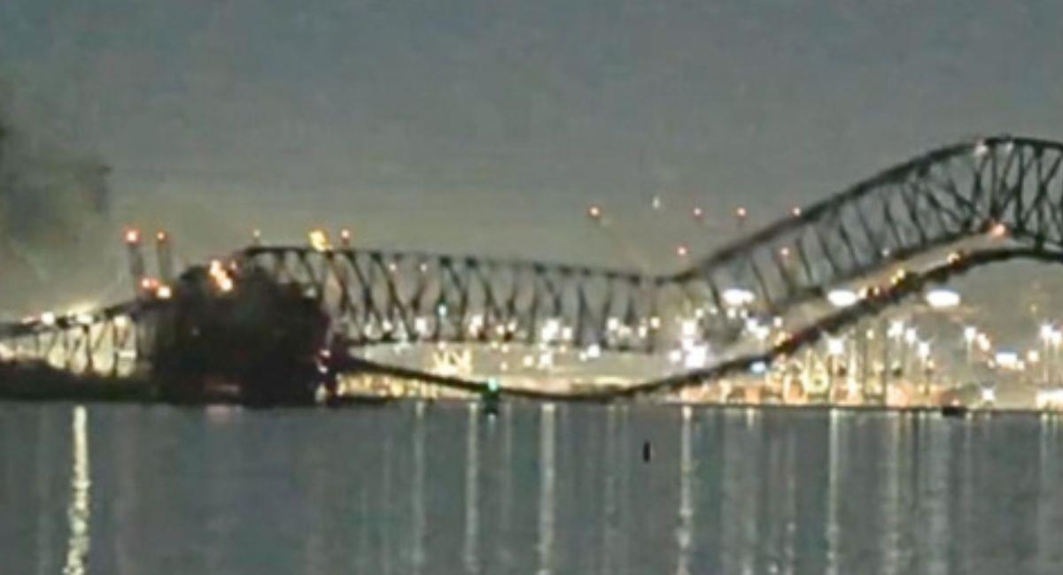 Se desplomó un puente vehicular en Baltimore tras el choque de un carguero. Foto: Twitter