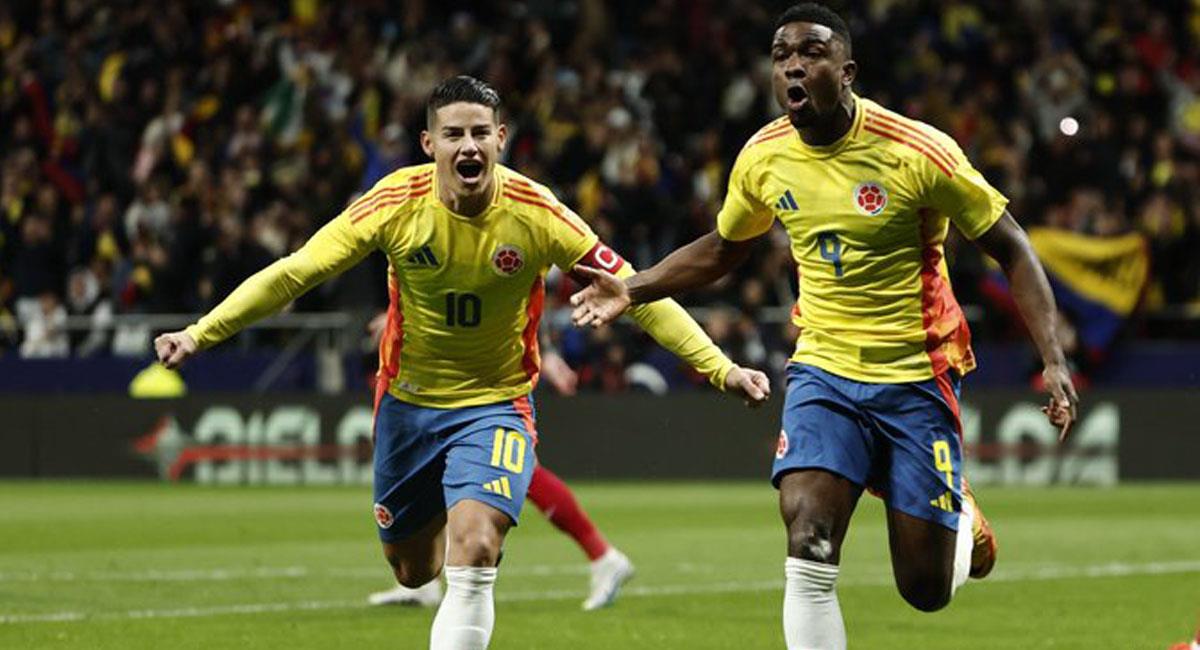 James Rodríguez John Córdoba celebran el primer gol de Colombia. Foto: Twitter @SVargasOK