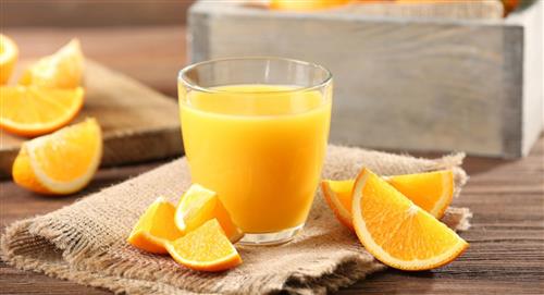 ¿Cómo mantener el jugo de naranja fresco por varias horas?