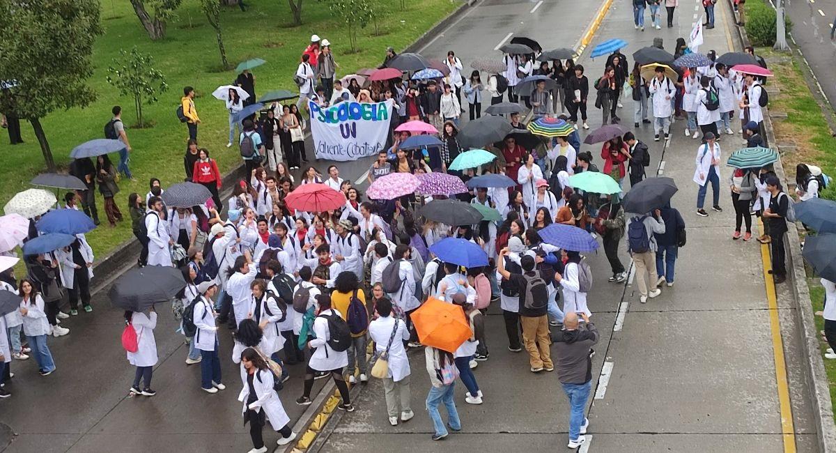 Estudiantes marchan por la Avenida El Dorado hacia el 
Ministerio de Educación. Foto: Twitter @DoomoEditorial