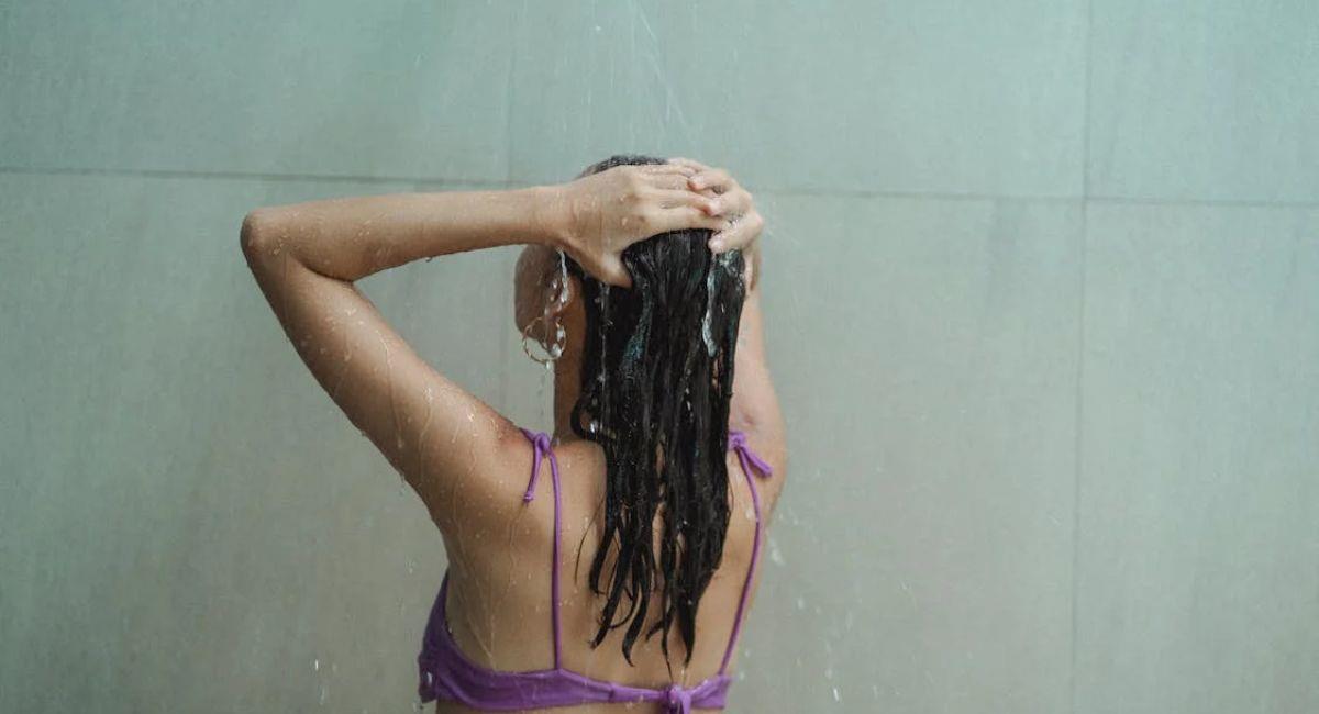Mujer lavandose el pelo. Foto: Pexels