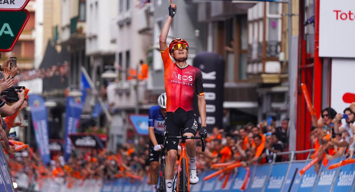 Carlos Rodríguez, del Ineos, se quedó con la última etapa en el País Vasco. Foto: Twitter @ehitzulia