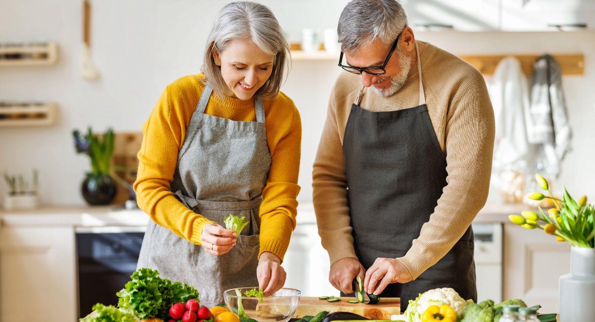 Evita estos 5 alimentos si tienes 30 años o más. Foto: Shutterstock