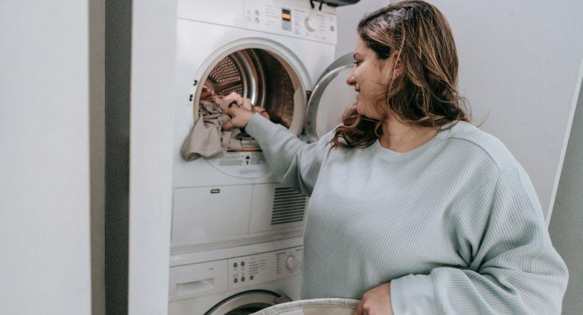 Mujer lavando ropa. Foto: Pexels