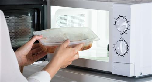 ¿Se deben o no tapar los alimentos al calentarlos en el horno microondas?