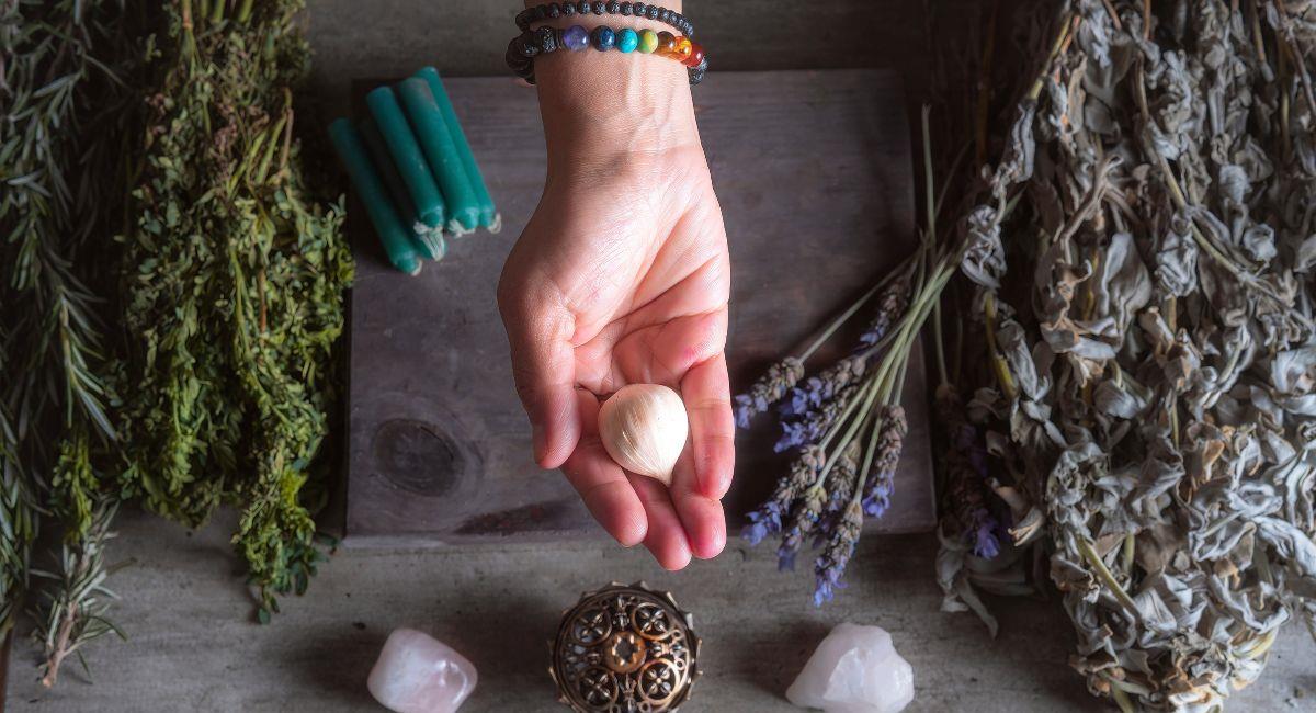 Ritual con ajo para conseguir o mejorar tu trabajo. Foto: Shutterstock