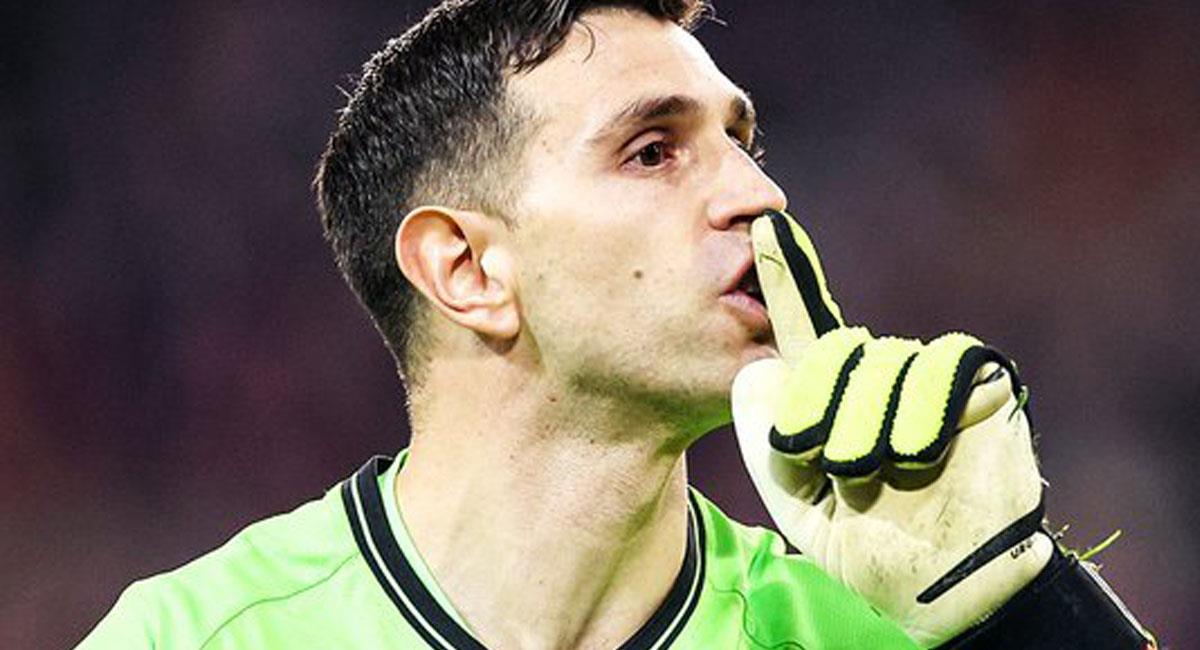 El ´Dibu´ Martínez hizo de las suyas en el juego ante el Lille de Francia en la Europa League. Foto: Twitter @FabrizioRomano