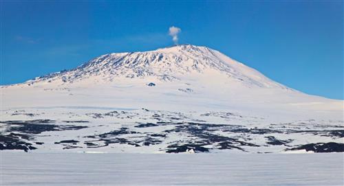 Conoce el volcán activo que emite partículas de oro en la Antártida