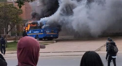 Encapuchados secuestran y queman bus del SITP 