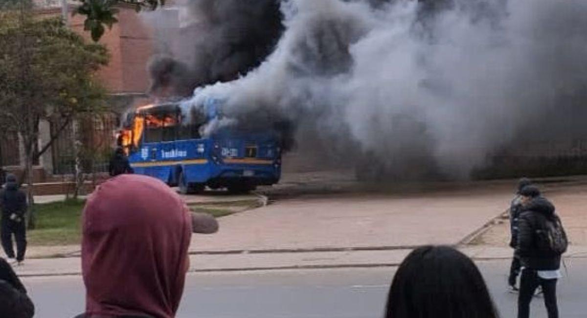 Encapuchados secuestran y queman bus del SITP. Foto: Twitter