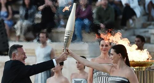 El fuego olímpico fue entregado al comité organizador de París 2024