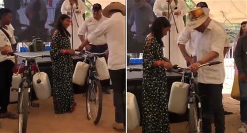 Llueven críticas a Petro por entrega de bicicletas con bidones en La Guajira
