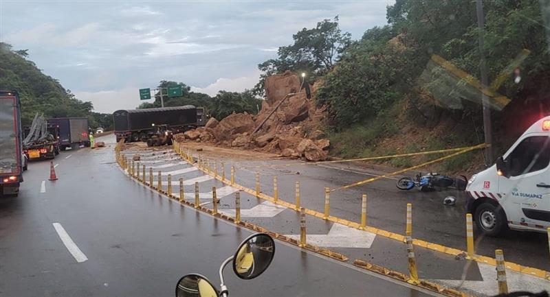 ¡Ojo viajeros! Deslizamiento de rocas taponó la vía Bogotá - Girardot